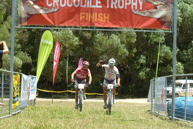 Die Tschechen Ondrej Fojtik und Ivan Rybarik erreichen das Ziel gemeinsam mit groem Vorsprung (Foto: crocodile-trophy.com)