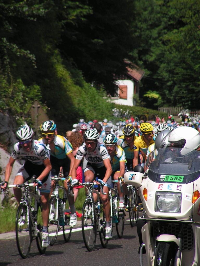 Tour de France - 17. Etappe - die Spitze des Hauptfeldes an der Cote dAraches