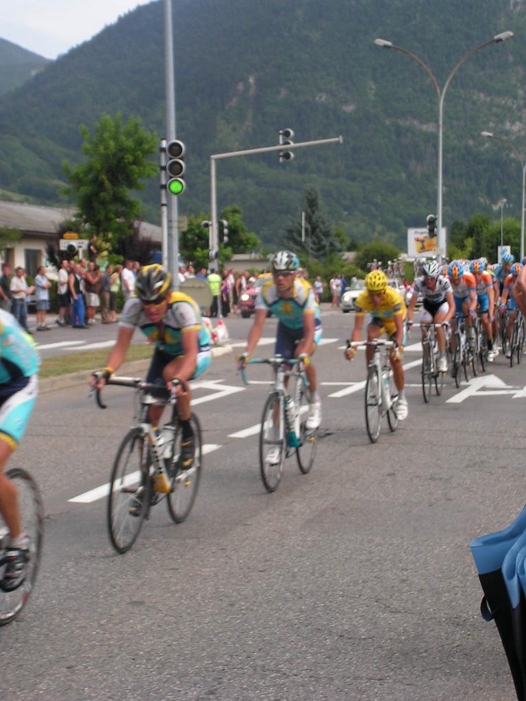 Tour de France - 17. Etappe - das Hauptfeld bei der Durchfahrt in Cluses