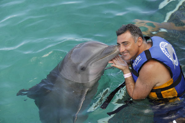 Cancun, Mexiko - Ein weiteres Highlight abseits der Rennstrecke ist das Schwimmen mit Delphinen im Dolphin Discovery. Hier der portugiesischer Radsport-Journalist Carlos.