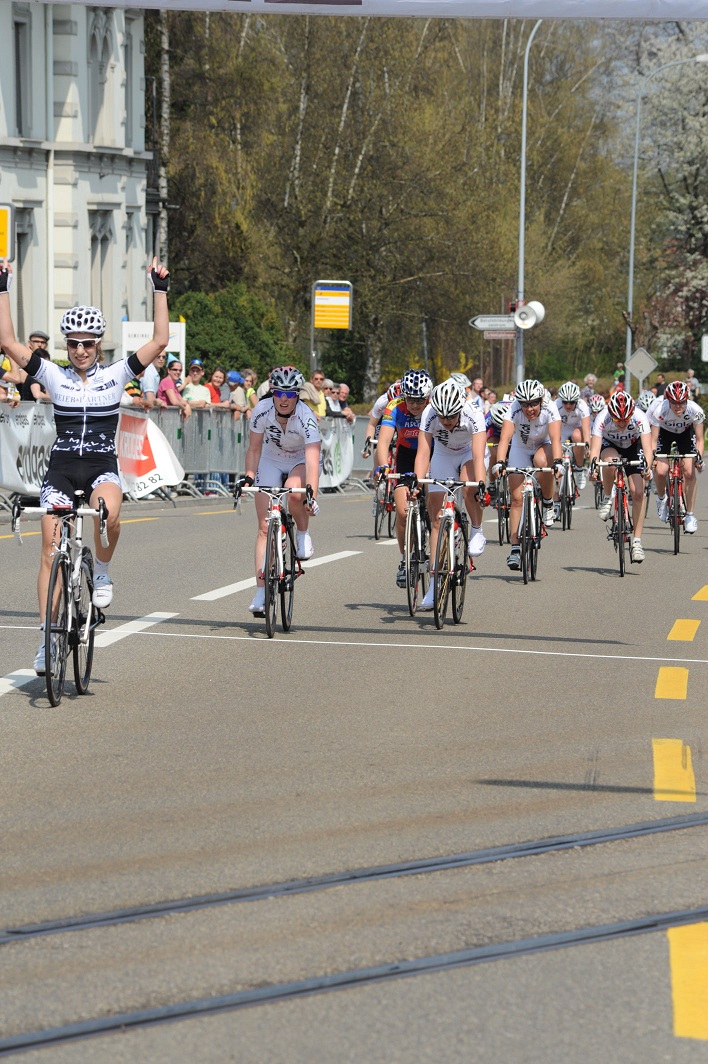 Andrea Wolfer bejubelt ihren Sieg (Foto: bike-import.ch)