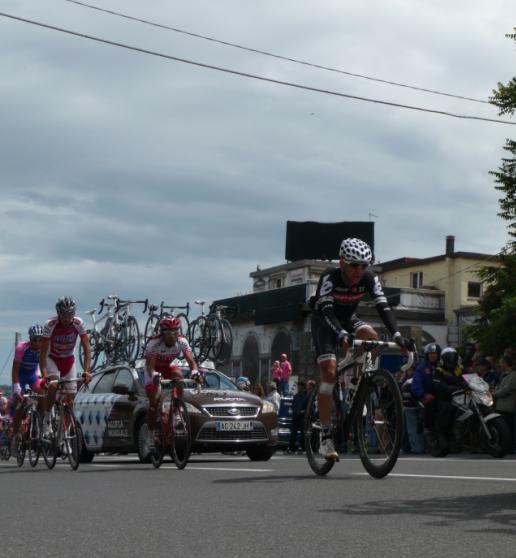 Giro dItalia, Etappe 13 -Carlos Sastre in der Verpflegungszone ( LiVE-Radsport.com)