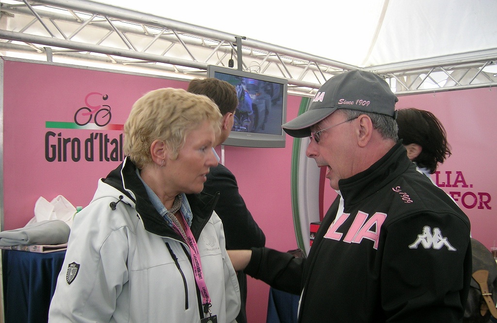 v.l.n.r.: Ursula Riha mit Giro-Organisator Angelo Zomegnan (Copyright: sterreich Rundfahrt)
