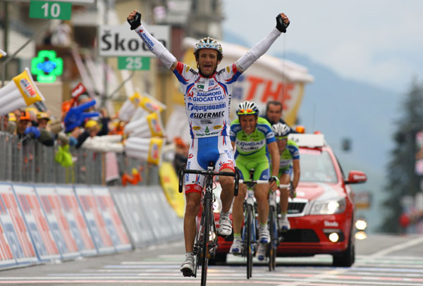 Scarponi gewinnt Mortirolo-Etappe, berragende Liquigas-Leistung bringt Basso ins Rosa Trikot