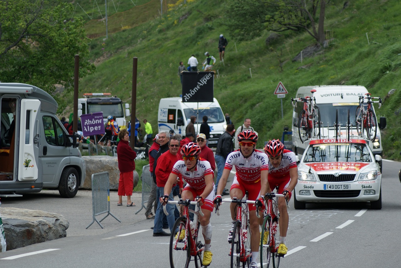 6. Etappe Critrium du Dauphin - Geburtstagskind Sebastin Minard und seinen Teamkollegen Samuel Dumoulin und Christophe Kern sitzt der Besenwagen im Nacken