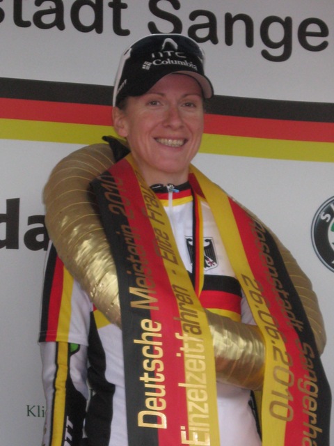 Judith Arndt nach dem Rennen auf dem Podium ( LiVE-Radsport.com)