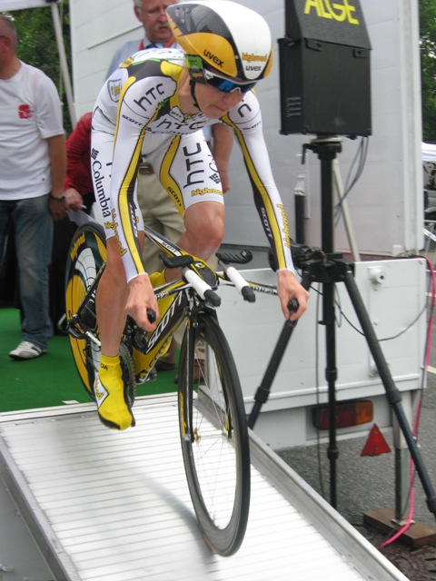 Judith Arndt rollt die Rampe hinunter ( LiVE-Radsport.com)