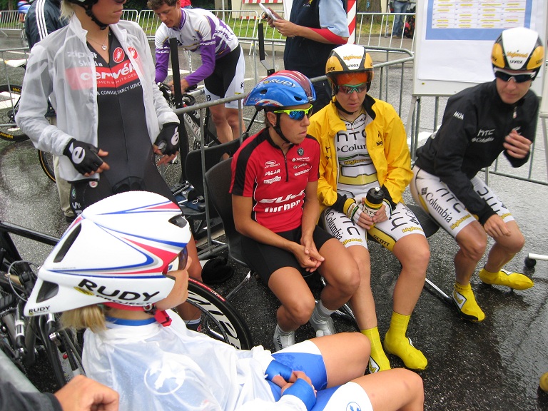 Die Frauen warten auf den Start ins Zeitfahren ( LiVE-Radsport.com)