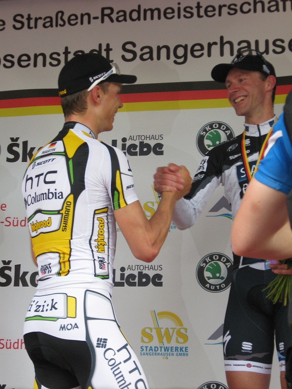 Jens Voigt beglckwnscht Tony Martin zum Sieg ( LiVE-Radsport.com)
