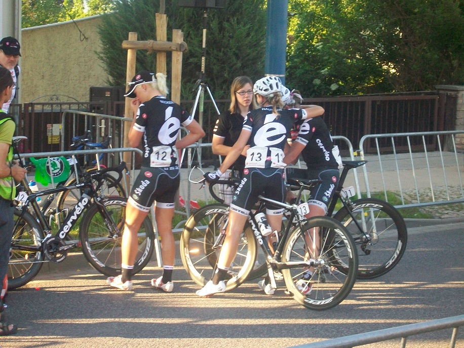 Bei Cervlo wurde der Sieg Beckers auch von den Teamkolleginnen gefeiert ( LiVE-Radsport.com)