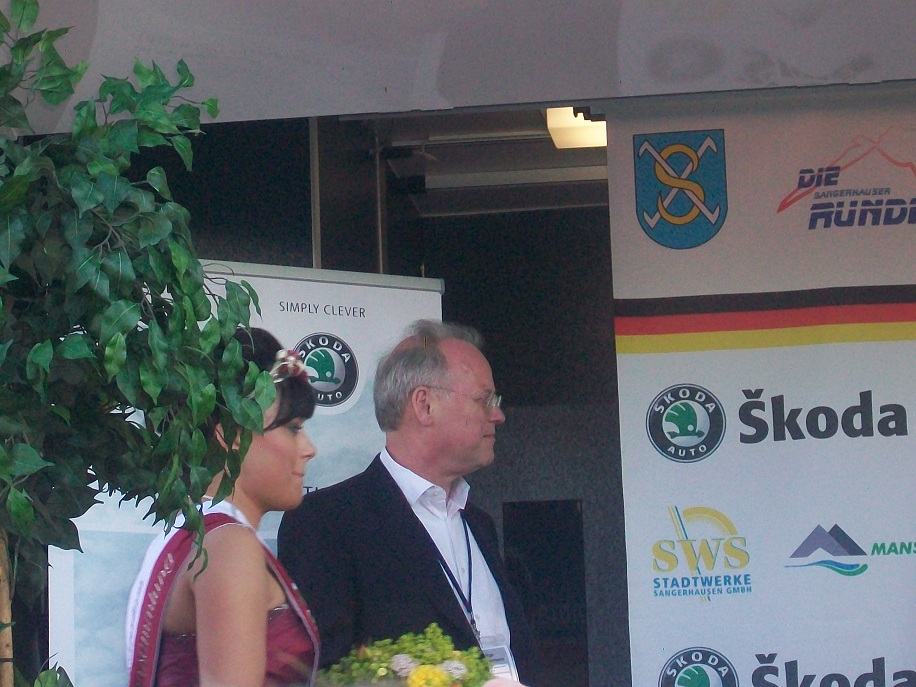 Rudolf Scharping und Rosenknigin Mandy I. waren bei der Siegerehrung wieder dabei ( LiVE-Radsport.com)
