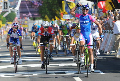 Alessandro Petacchi sprintete auf der 1. Etappe der Tour de France zum Sieg (Foto: www.letour.fr)