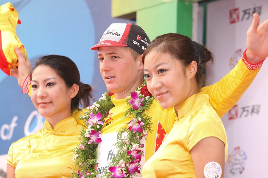 David Tanner in Gelb mit Podiumsdamen, 4. Etappe Tour of China, Foto: www.bikeman.org