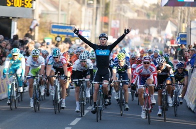 Gregory Henderson gewinnt den Massensprint auf der 2. Etappe von Paris-Nizza (Foto: www.letour.fr)