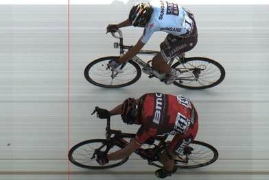 Cadel Evans gewinnt die 4. Etappe der Tour de France knapp vor Alberto Contador (Foto: www.letour.fr)