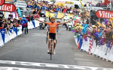 Samuel Sanchez jubelt in Luz-Ardiden ber seinen Etappensieg bei der Tour de France (Foto: www.letour.fr)