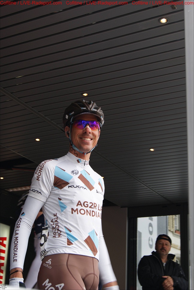 Tour de Suisse 4. Etappe - Sebastien Minard freut sich in Aarberg ber das Stndchen der Zuschauer zum 30. Geburtstag