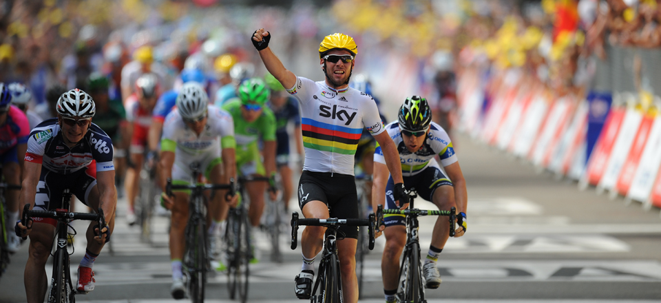 Mark Cavendish gewinnt die 2. Etappe der Tour de France 2012, links der geschlagene Andr Greipel (Foto: letour.fr)