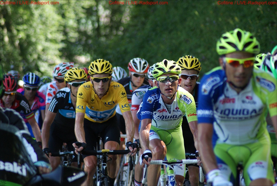 Tour de France 8. Etappe Cte de la Caquerelle - das Hauptfeld um den Mann im Maillot Jaune - Bradley Wiggins