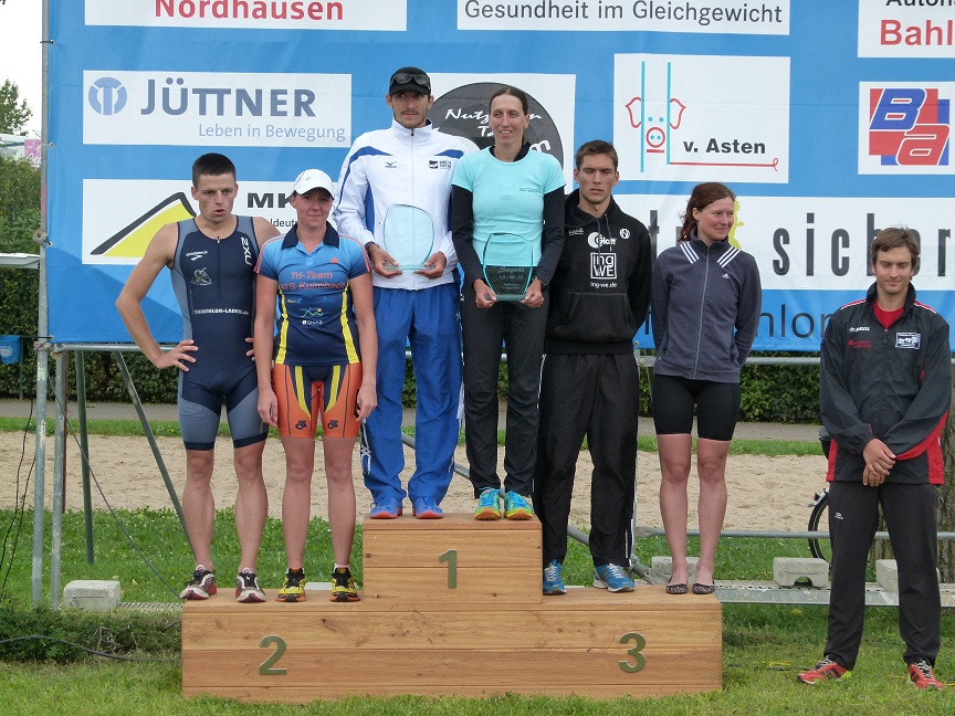 Siegerehrung des 10. Scheunenhof-Triathlon (von links nach rechts): Henry Beck, Nadja Lindner, Christian Ritter, Katja Konschak, Folker Schwesinger, Judith Lotz