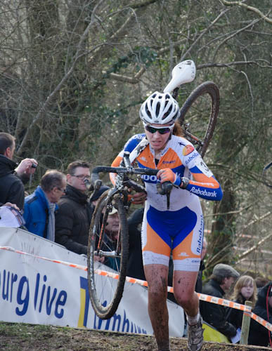 Die Limburgerin Sabrina Stultiens wird vom Publikum mit besonderem Applaus bedacht. Sie belegt Platz vier. ((c) LiVE-Radsport.com)