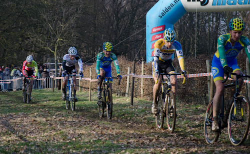 Die Verfolgergruppe: Thijs van Amerongen, Rob Peeters, Bart Aernouts, David van der Poel, Radomir Simunek (von vorne nach hinten). ((c) LiVE-Radsport.com)