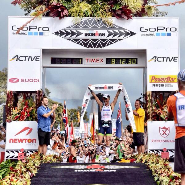 Frederik Van Lierde erreicht das Ziel als Sieger des Ironman Hawaii 2013 (Foto: ScribbleLive / ironman.com)