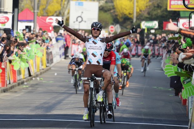 Carlos Alberto Betancur gewinnt die 5. Etappe von Paris-Nizza vor zwei Mitausreiern und dem heranbrausenden Feld (Foto: letour.fr/P.Perreve)