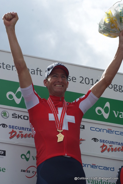 Martin Elmiger jubelt über seinen Erfolg bei den Schweizer Meisterschaften in Roggliswil