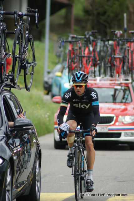 Nicolas Roche am Teamfahrzeug bei der ersten Durchfahrt in Porrentruy