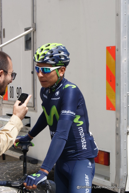 Nairo Quintana gibt kurz vor dem Start der 3. Etappe in Moutier noch ein Interview
