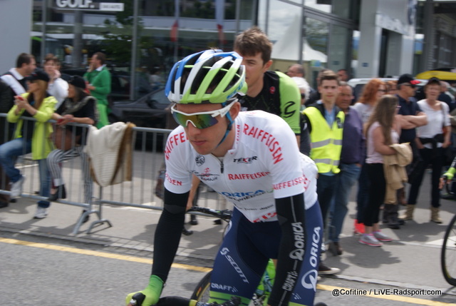 der Mann in wei - Simon Yates - kurz vor dem Start zur 5. Etappe in Fribourg