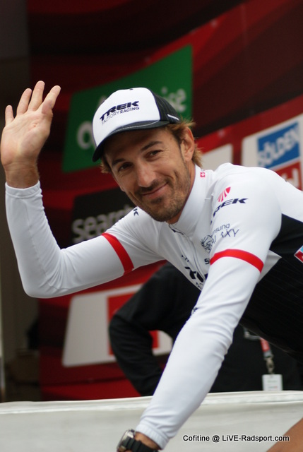 Fabian Cancellara musste die Fhrung des Einzelzeitfahrens abgeben und grt zum Abschied seine Fans