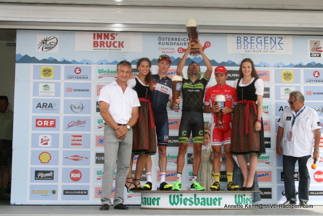 der Sieger und die Besiegten der 8. Etappe mit Siegertrophe - David Tanner - Moreno Moser - Clment Venturini
