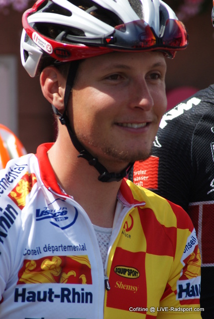 Lukas Pstlberger gut gelaunt vor dem Start der 3. Etappe der Tour Alsace