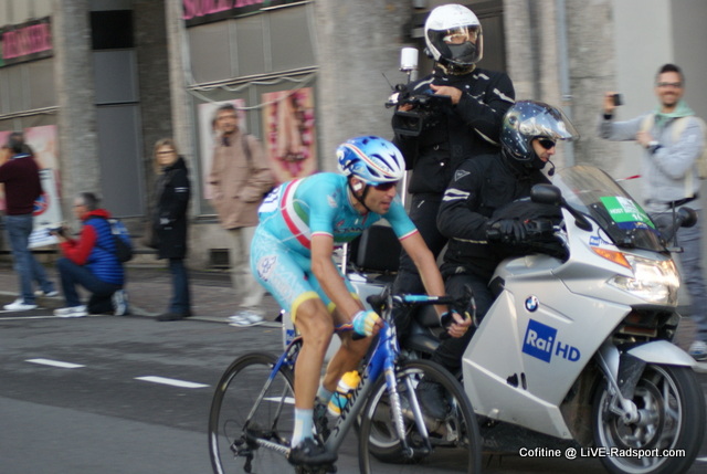 bei der zweiten Durchfahrt in Como und vor dem letzten Anstieg fhrt der sptere Sieger Vincenzo Nibali das Rennen bereits an