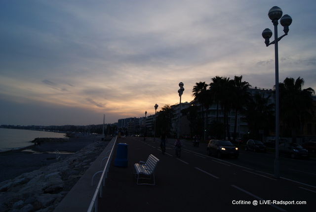 Ein Sonnenuntergang ber der Promenade des Anglais in Nizza