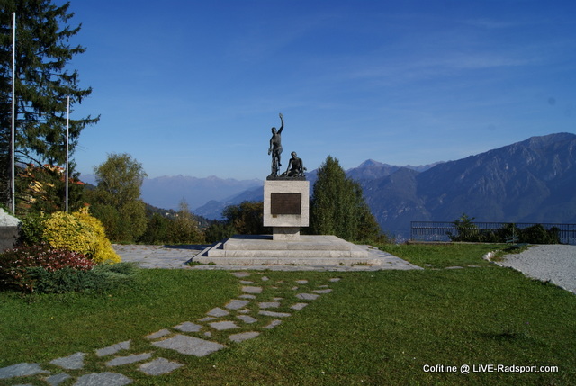 Ein Denkmal auf dem Gelnde des Museo del Ciclismo Madonna del Ghisallo