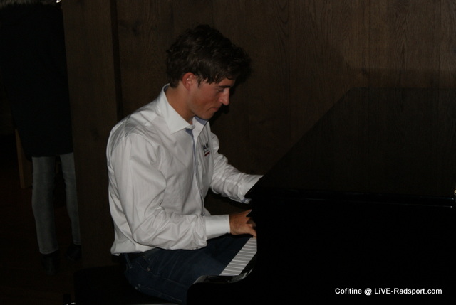 Sondre Holst Enger am Klavier - das er richtig gut beherrscht und spontan fr musikalische Untermalung der Veranstaltung sorgte