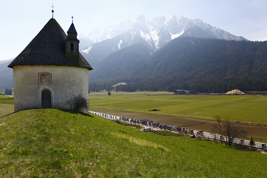 Das Feld bei Toblach, im Hintergrund die Dolomiten