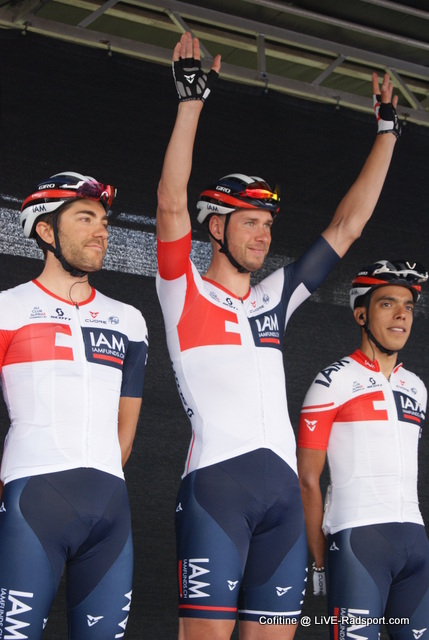 Giro-Etappen-Sieger Roger Kluge wird begeistert begrt - links Larry Warbasse - rechts Jarlinson Pantano