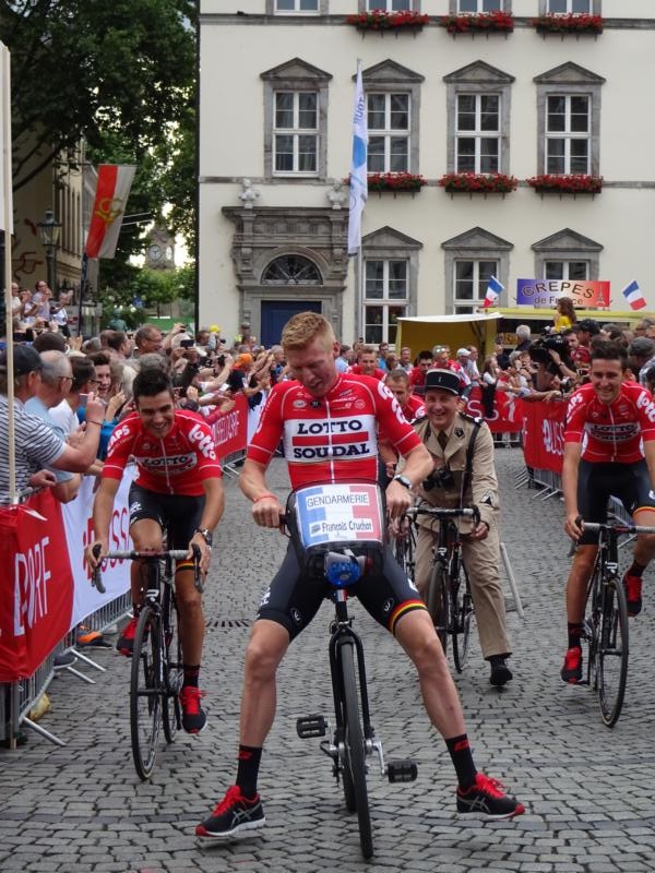 Marcel Sieberg (Lotto-Soudal) auf dem kleinen Hochrad bei der Tour de France - Teamprsentation in Dsseldorf. Foto: LIVE-Radsport.com