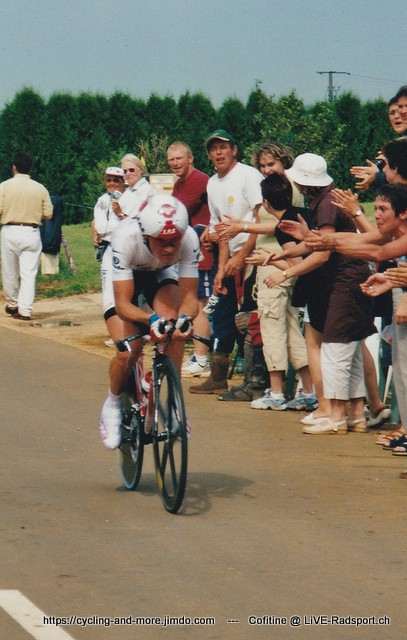 im weien Trikot beim Einzelzeitfahren der Tour de France 2005