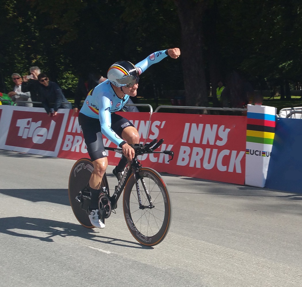 Remco Evenepoel bejubelt den Sieg im WM-Zeitfahren der Junioren in Innsbruck (Foto Heike Oberfeuchtner/H.O.)