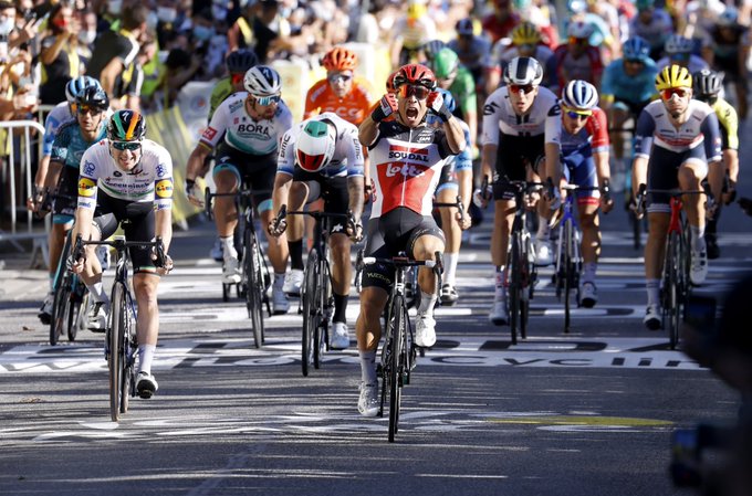 Caleb Ewan schreit die Freude ber seinen insgesamt vierten Tour-de-France-Etappensieg heraus (Foto: twitter.com/Lotto_Soudal)