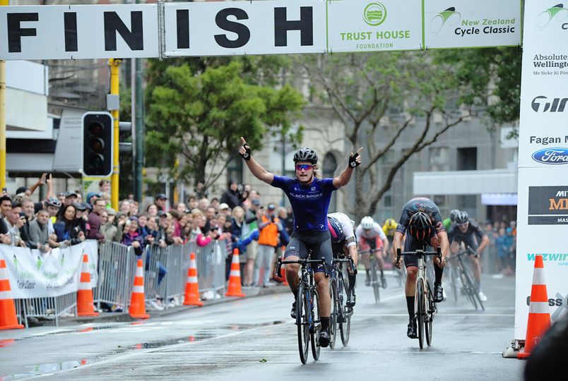 Stewart Campbell gewinnt vor dem Gesamtsieger Corbin Strong die letzte Etappe des New Zealand Cycle Classic (Foto: facebook.com/NZCycleClassic)