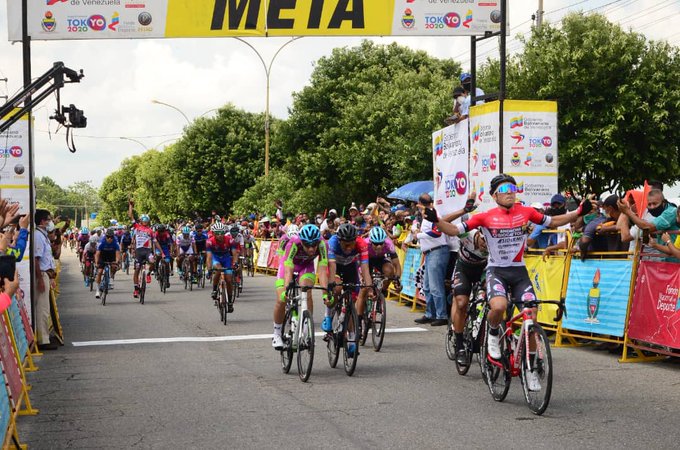 Matteo Malucelli gewinnt den Sprint auf der 1. Etappe der Vuelta al Tachira (Foto: twitter.com/lavueltachira)