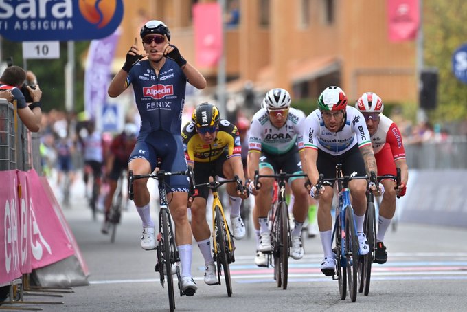 Tim Merlier schlgt Groenewegen, Sagan, Nizzolo und Viviani (v.l.n.r.) im ersten Giro-Massensprint (Foto: twitter.com/giroditalia)