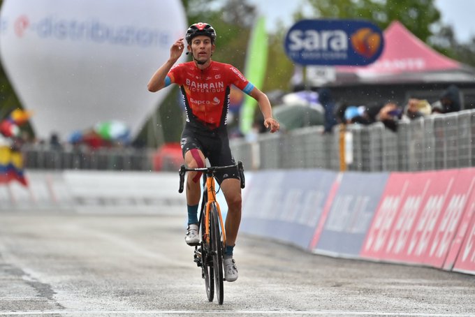 Der Schweizer Gino Mäder gewinnt knapp vor den Favoriten die erste Giro-Bergankunft (Foto: twitter.com/giroditalia)