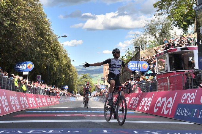 Der Schweizer Mauro Schmid schlgt den Italiener Alessandro Covi im Sprint um den Sieg auf der Strade-Bianche-Etappe (Foto: https://twitter.com/giroditalia)